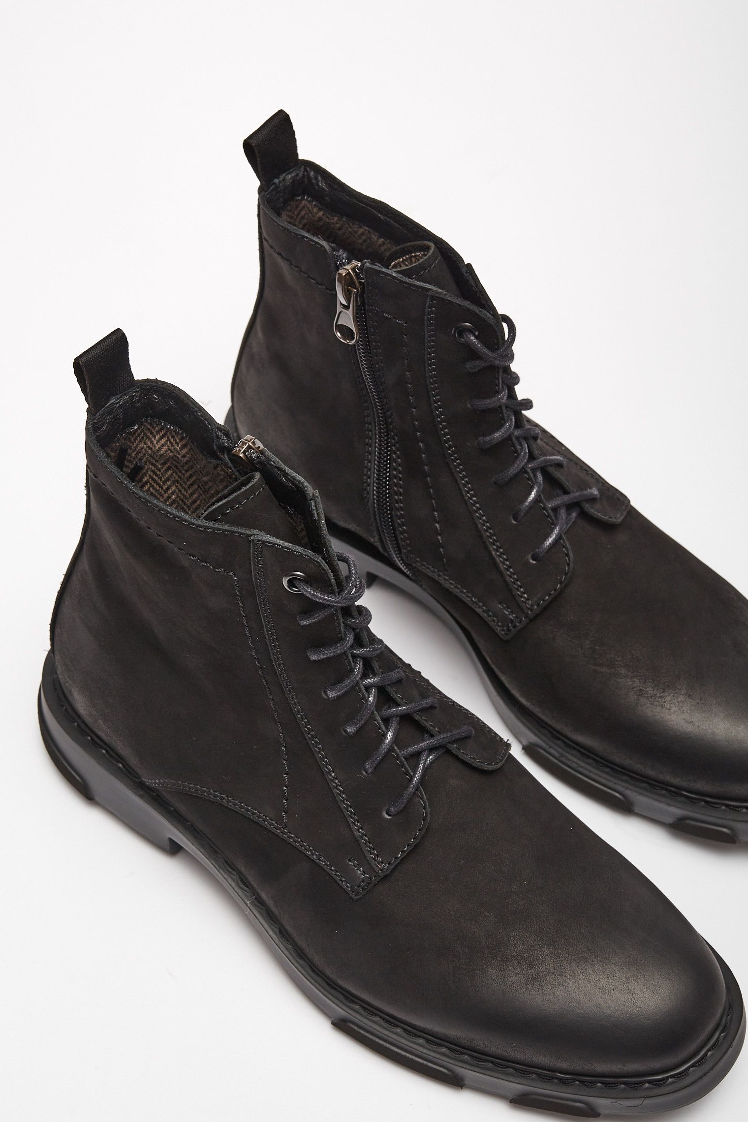 Para brązowych trzewików z suwakiem