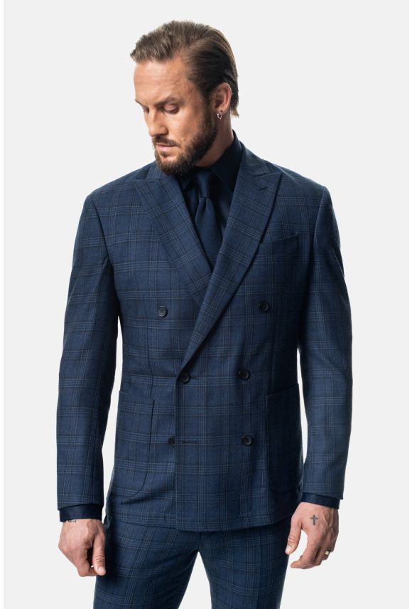 Mężczyzna ubrany w granatowy garnitur w paski, granatową koszule i krawat