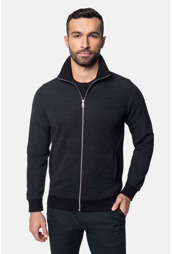 Mężczyzna ubrany w czarną bluzę, czarną koszulkę i spodnie w czarnym kolorze