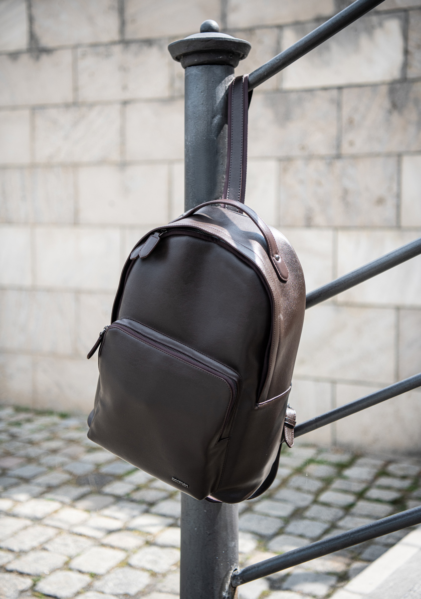 Brązowy skórzany plecak na laptopa z kieszonkami.