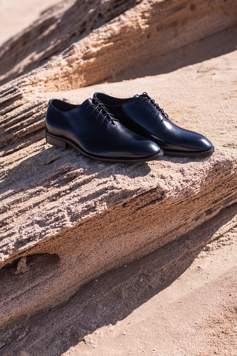 Czarne eleganckie buty ze sznurówkami na kamieniu