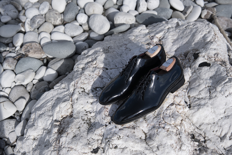 Para czarnych lotników na kamieniach