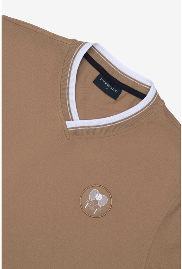 T SHIRT TENNIS CLUB 115 BEŻOWY Z BAWEŁNY TYPU PIKA