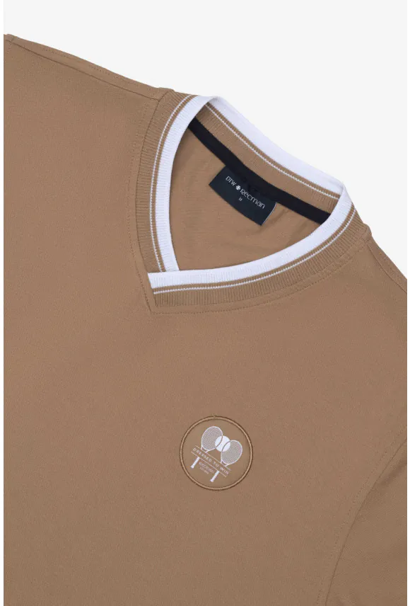 T SHIRT TENNIS CLUB 115 BEŻOWY Z BAWEŁNY TYPU PIKA