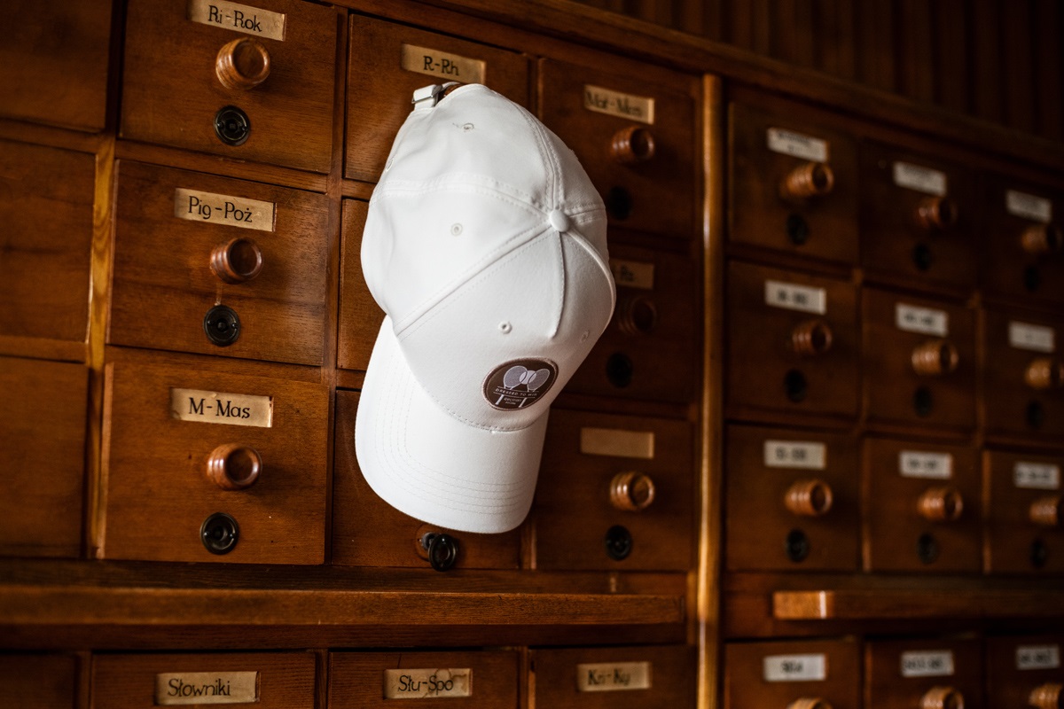 Jak się nosi czapkę z daszkiem?